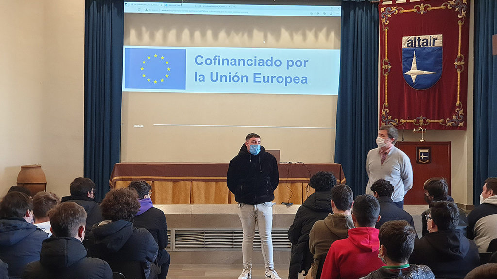 Un alumno contando su experiencia